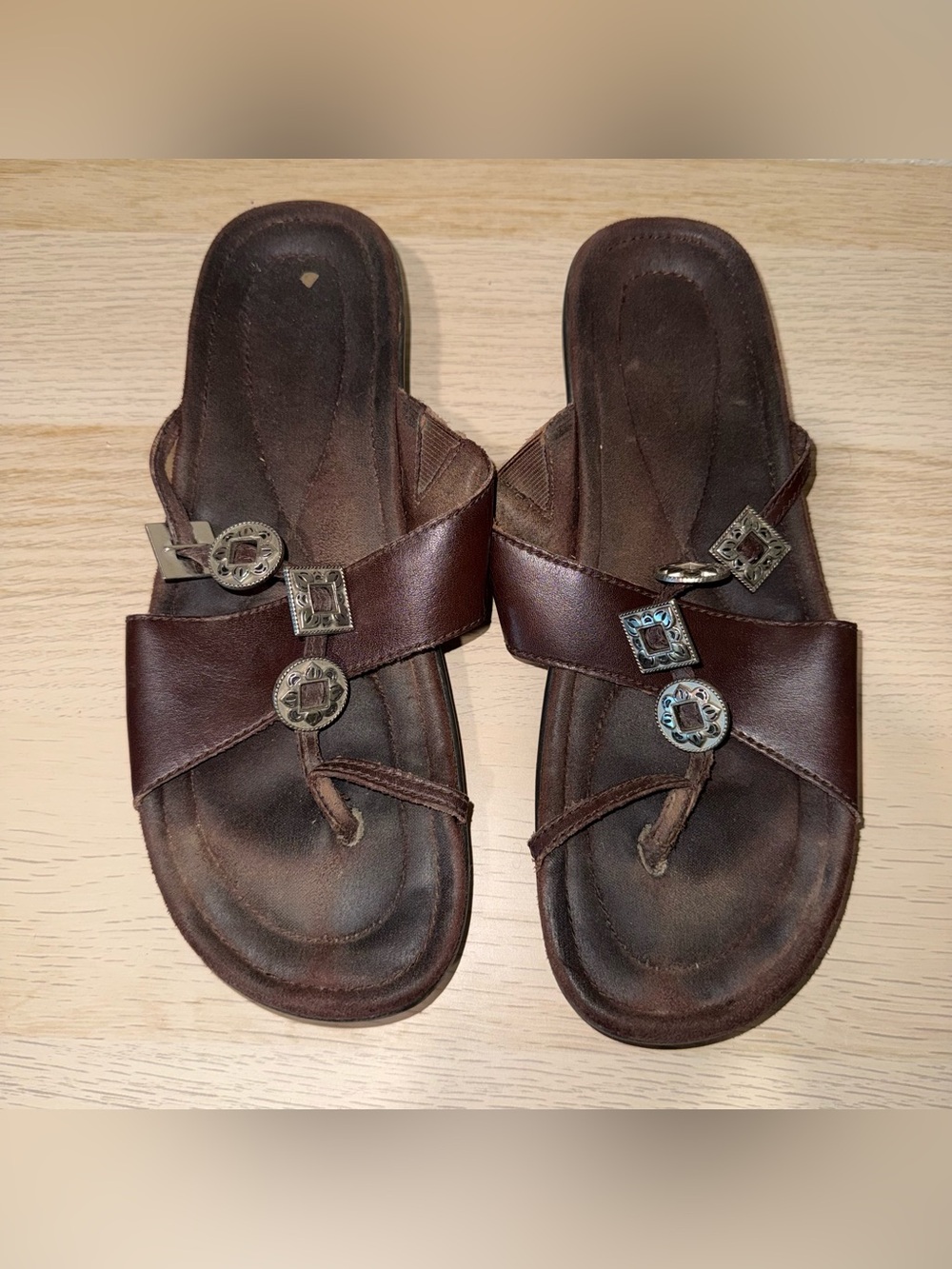 Minnetonka Women’s Size 10 Brown Leather Concho Thong Slide Sandals Boho Western